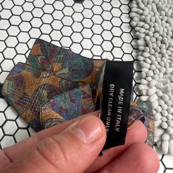 Saks 5th avenue 100% silk pocket square - Picture 3 of 3